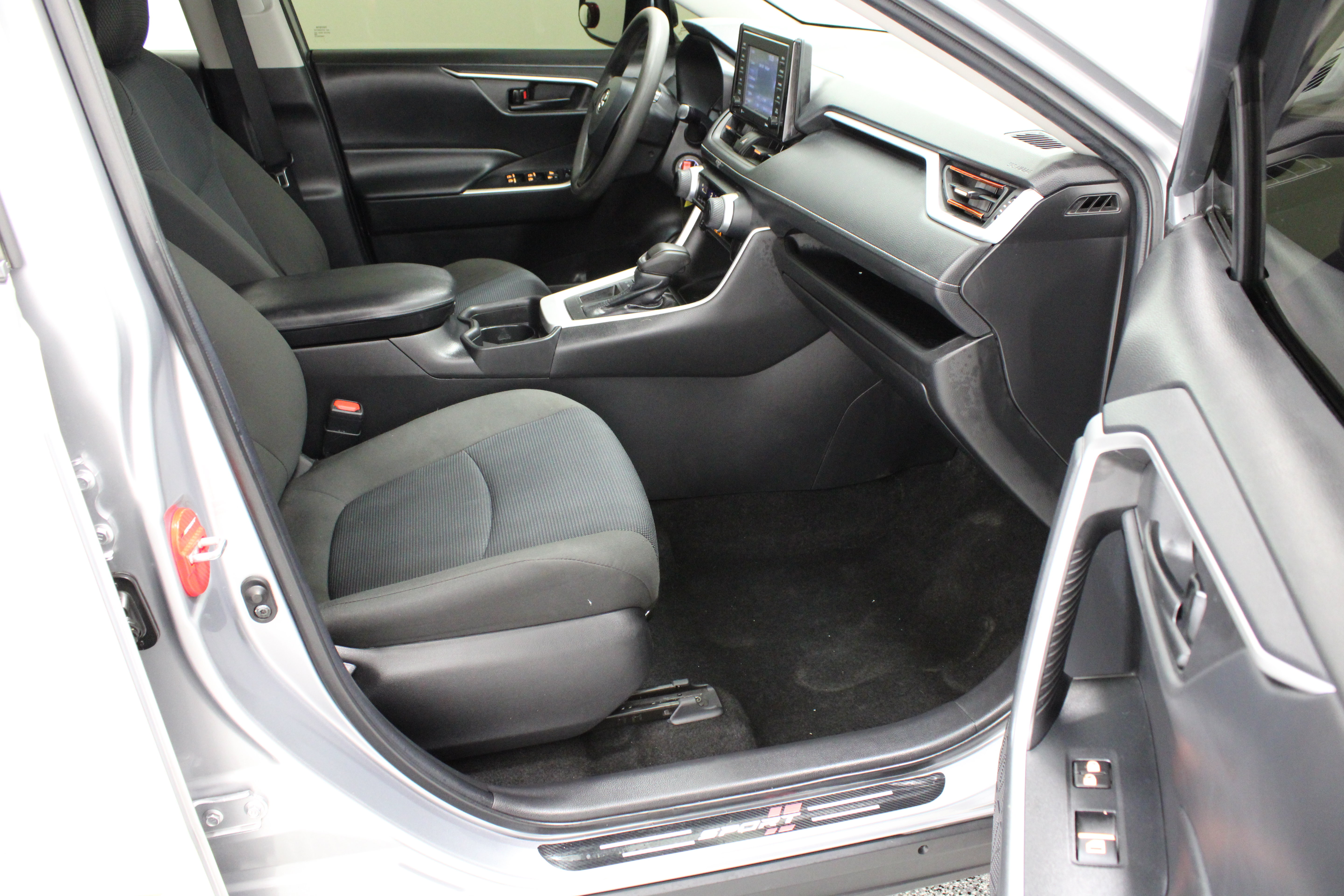 Used 2021 Toyota RAV4 LE FWD image 28