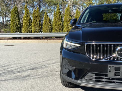 Used 2025 Volvo XC40 B5 Core image 19