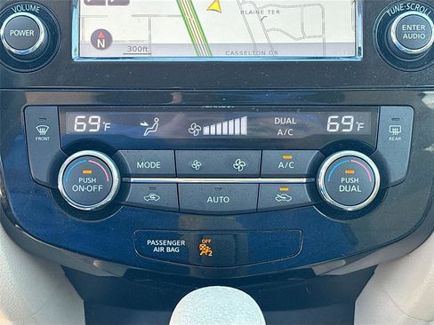 Used 2015 Nissan Rogue SV w/ SV Premium Package image 17