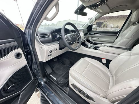 Used 2023 Jeep Wagoneer Series III w/ Convenience Group I AWD/4WD image 10