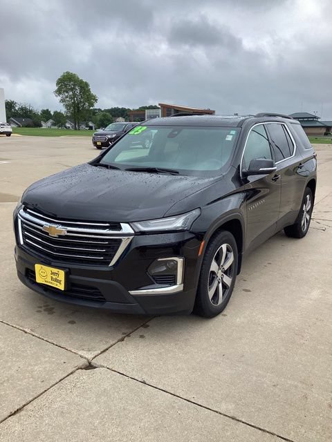 Used 2023 Chevrolet Traverse LT w/ LT Premium Package AWD/4WD image 1