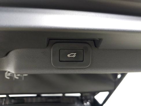 Certified 2023 Land Rover Discovery S R-Dynamic AWD/4WD image 7