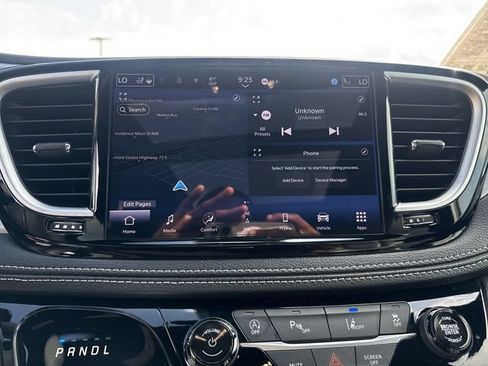 Used 2025 Chrysler Pacifica Limited FWD image 16