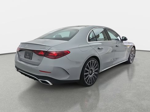 Used 2025 Mercedes-Benz E 350 4MATIC Sedan image 5