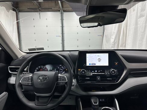 Used 2025 Toyota Highlander XLE image 17