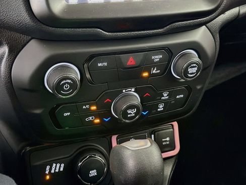 Used 2023 Jeep Renegade Latitude w/ Premium Group AWD/4WD image 20