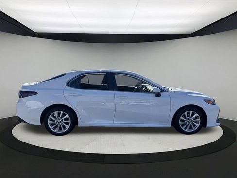 Used 2022 Toyota Camry LE image 4