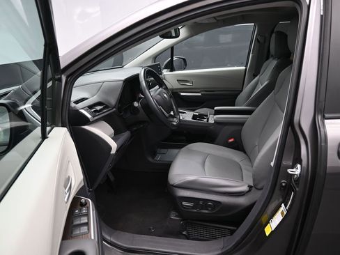 Certified 2024 Toyota Sienna XLE image 9