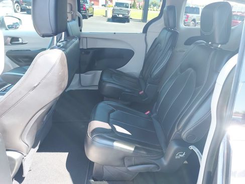 Used 2023 Chrysler Pacifica Touring-L FWD image 14