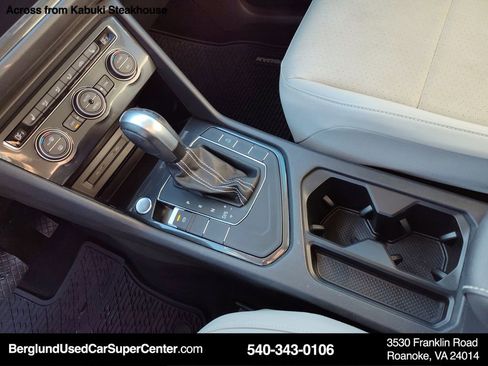 Used 2021 Volkswagen Tiguan SE w/ Panoramic Sunroof Package image 28
