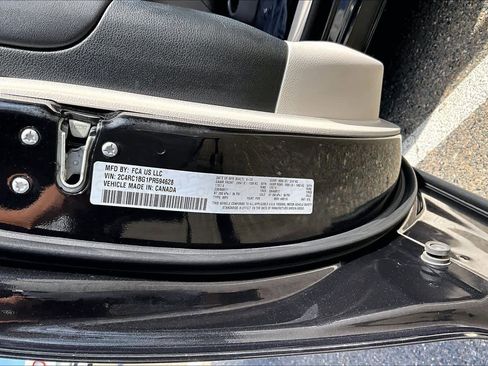 Used 2024 Chrysler Pacifica Touring-L image 36