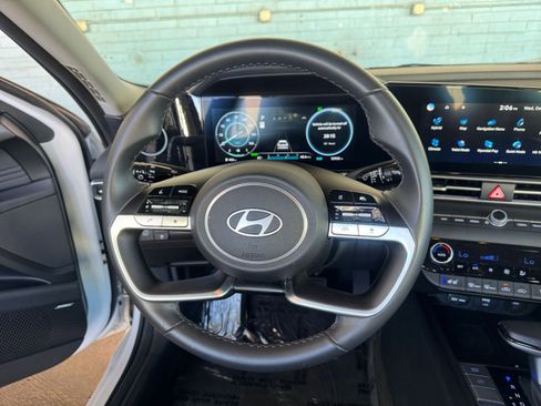 Used 2025 Hyundai Elantra Limited image 28