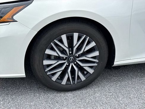 Used 2024 Nissan Altima 2.5 SV FWD image 7