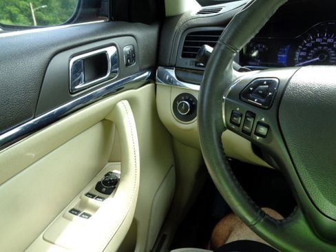 Used 2014 Lincoln MKS image 26