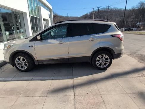 Used 2017 Ford Escape SE w/ Equipment Group 201A image 2