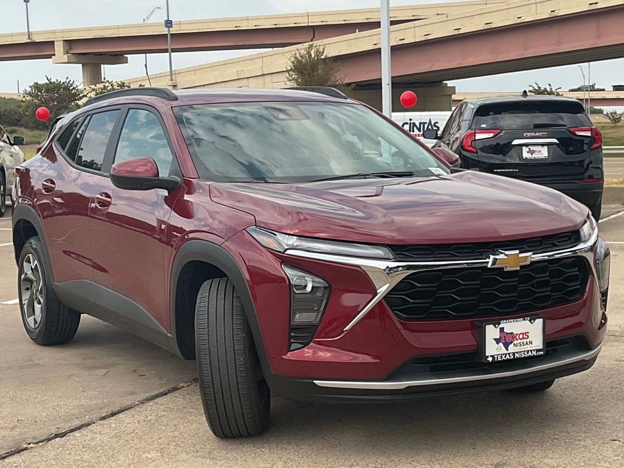 Used 2025 Chevrolet Trax LT w/ LT Convenience Package FWD image 3