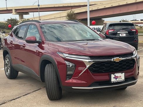 Used 2025 Chevrolet Trax LT w/ LT Convenience Package FWD image 3