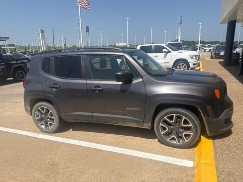 Used 2018 Jeep Renegade Latitude FWD image 11