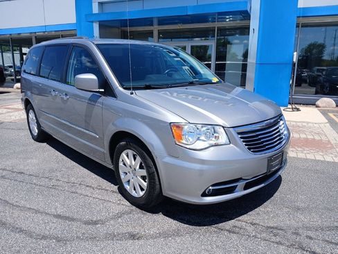 Used 2016 Chrysler Town & Country Touring w/ Driver Convenience Group FWD image 9