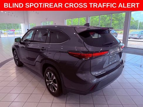 Used 2022 Toyota Highlander XLE AWD/4WD image 5