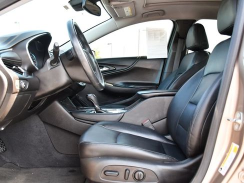Used 2018 Chevrolet Malibu Hybrid w/ Leather Package FWD image 15
