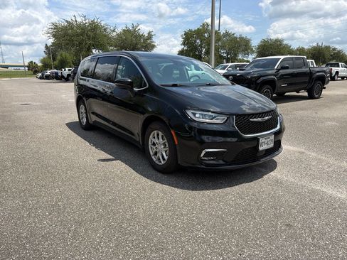 Used 2024 Chrysler Pacifica Touring-L FWD image 7