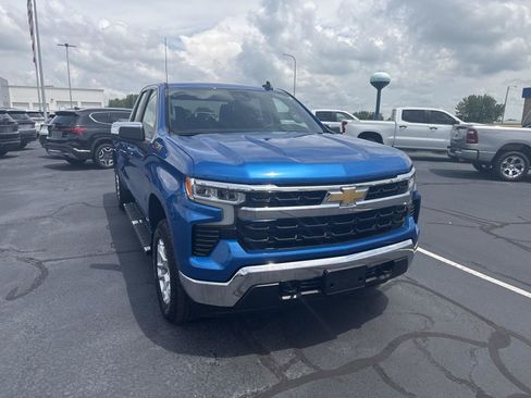 Used 2023 Chevrolet Silverado 1500 LT w/ Z71 Off-Road Package AWD/4WD image 6