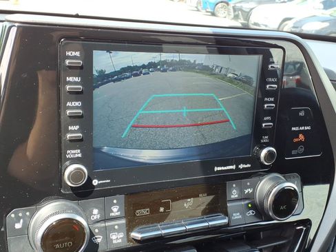 Used 2022 Toyota Highlander XLE AWD/4WD image 22