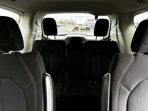 Used 2017 Chrysler Pacifica Touring image 29