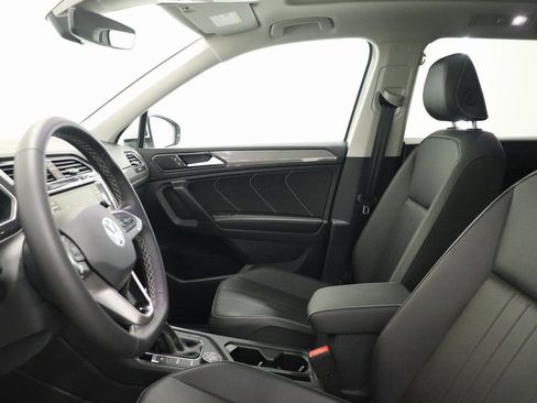 Used 2024 Volkswagen Tiguan SE w/ Panoramic Sunroof Package image 13