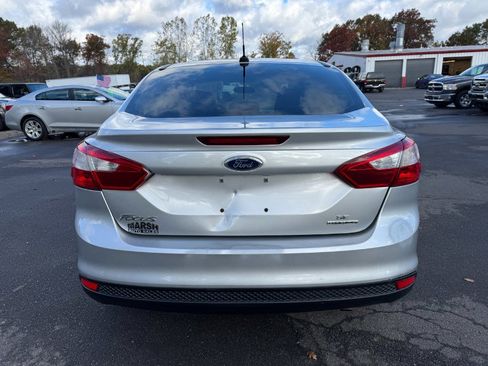Used 2013 Ford Focus SE w/ SE Winter Pkg image 4