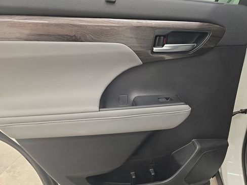Used 2021 Toyota Highlander Limited AWD/4WD image 19