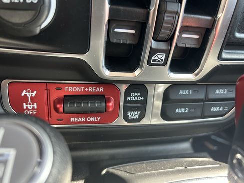 Used 2025 Jeep Wrangler Unlimited Rubicon AWD/4WD image 30