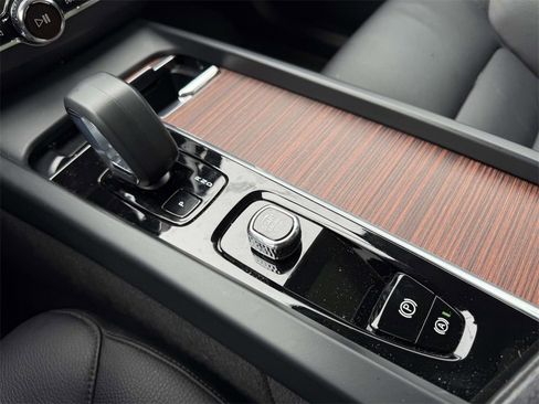 Used 2023 Volvo XC60 B5 Plus image 6