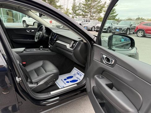 Used 2025 Volvo XC60 B5 Core AWD/4WD image 10