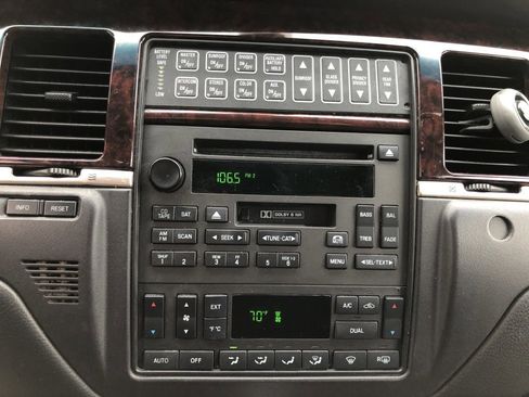 Used 2011 Lincoln Town Car Executive image 19