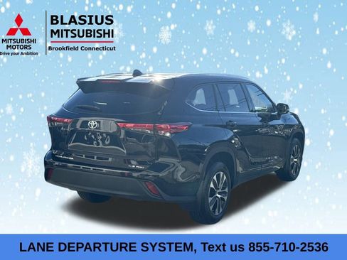 Used 2021 Toyota Highlander XLE image 9