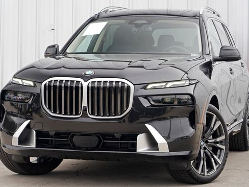 Used 2025 BMW X7 xDrive40i w/ Parking Assistance Package AWD/4WD image 3