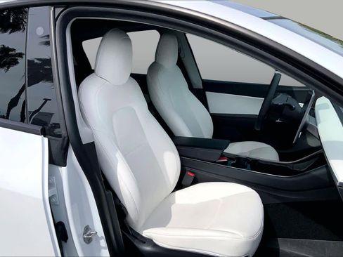 Used 2021 Tesla Model Y Long Range image 8