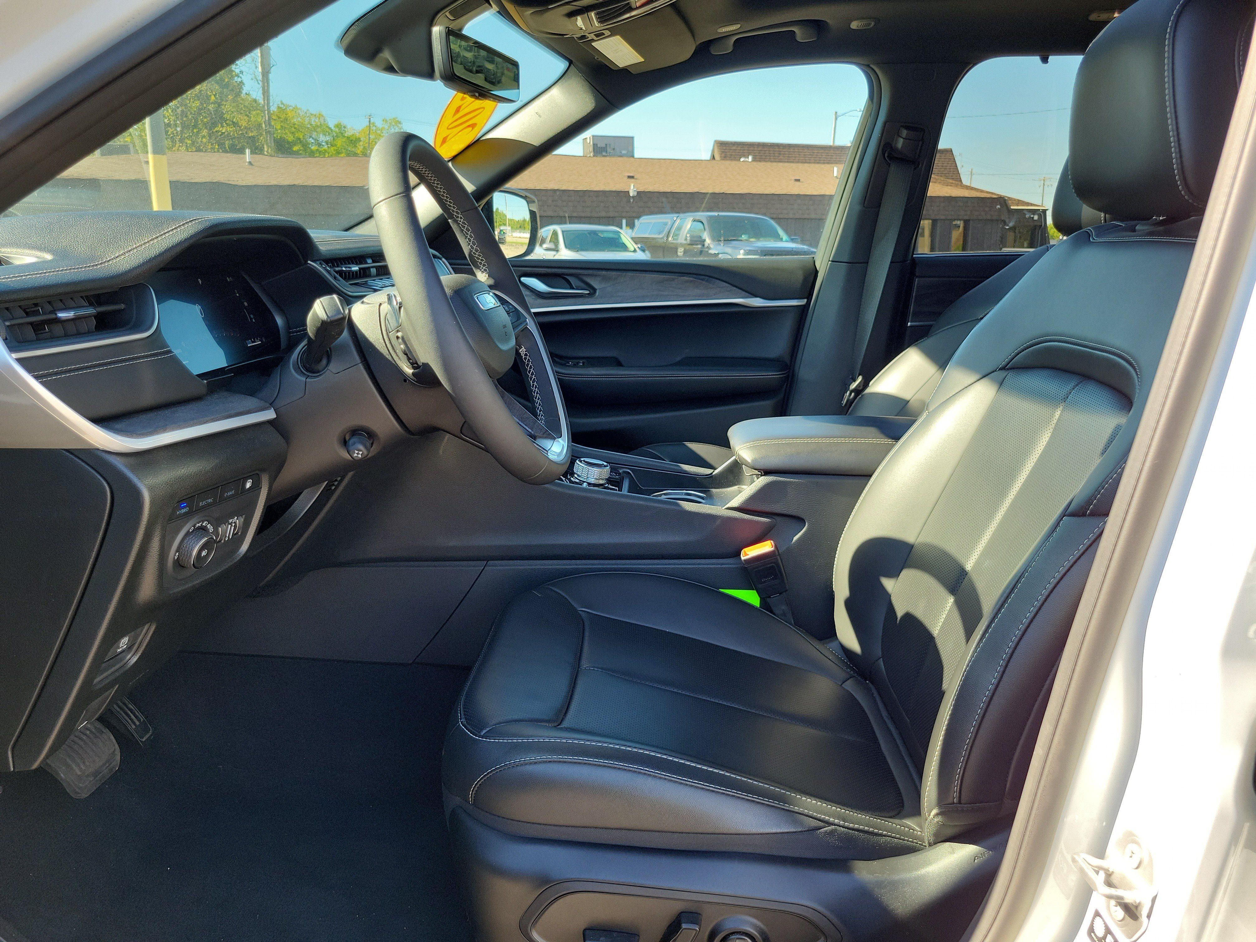 Used 2025 Jeep Grand Cherokee Limited 4xe AWD/4WD image 7