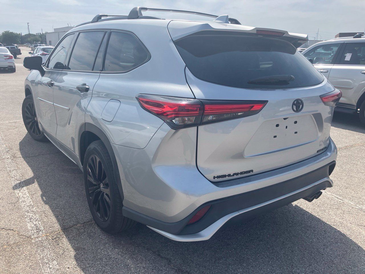 Used 2023 Toyota Highlander XSE AWD/4WD image 2