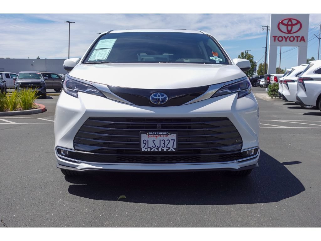 Certified 2024 Toyota Sienna Platinum FWD image 8