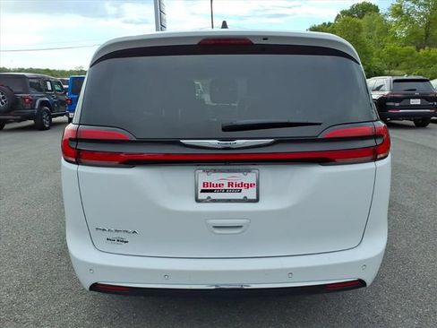 Used 2024 Chrysler Pacifica Touring-L FWD image 5