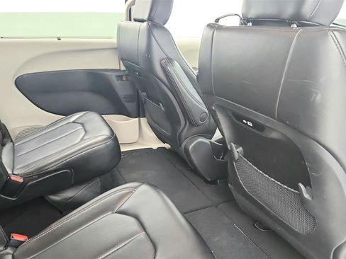Used 2024 Chrysler Pacifica Touring-L image 21
