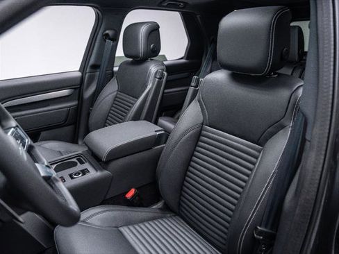 New 2025 Land Rover Discovery Dynamic SE image 29