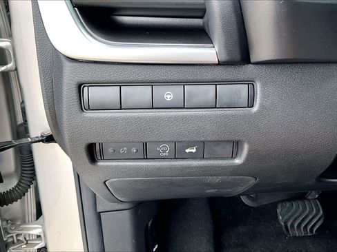 Used 2024 Nissan Rogue SV image 34