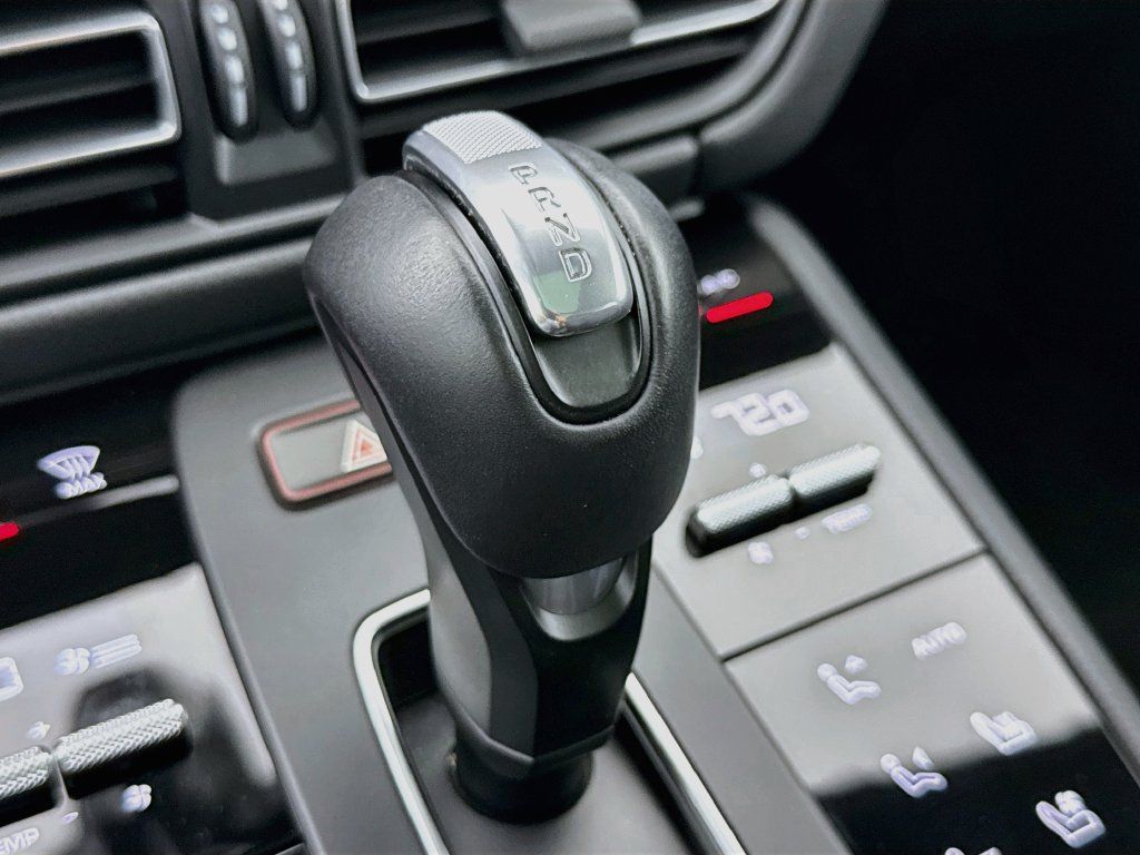 Certified 2025 Porsche Macan AWD/4WD image 21