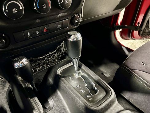 Used 2013 Jeep Wrangler Unlimited Sahara AWD/4WD image 8
