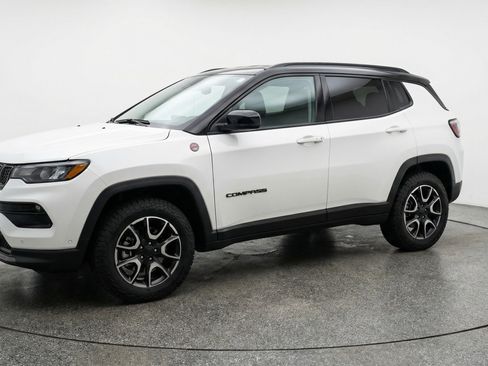 Used 2025 Jeep Compass Trailhawk AWD/4WD image 3