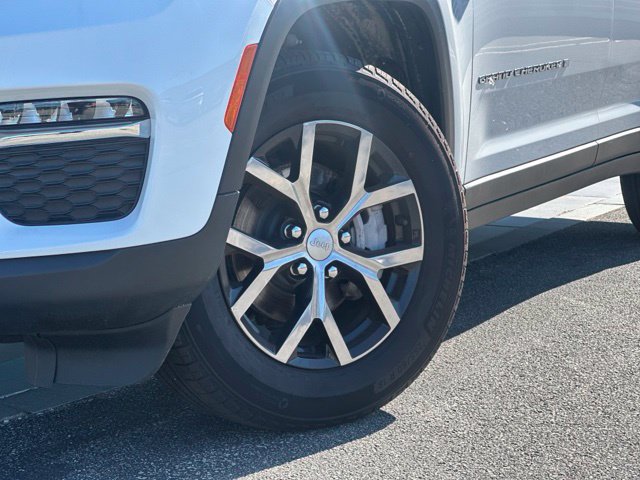 Used 2023 Jeep Grand Cherokee Limited AWD/4WD image 2